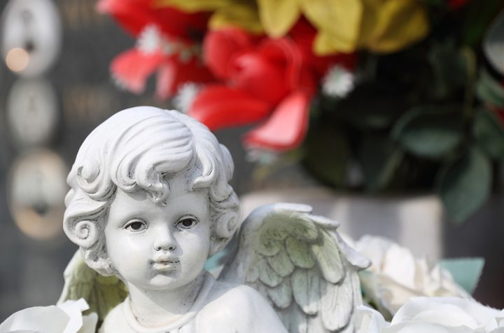 Pochówek świecki na cmentarzu katolickim - czy to odpowiedni wybór