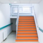 Tapety na klatkę schodową – odświeżenie przestrzeni o nieograniczonych możliwościach