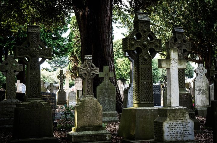 Nowe kierunki w kulturze pogrzebowej - pogrzeb bez księdza